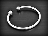 Beau bracelet esclave en argent, modèle épuré mixte car il est de forme ronde et avec des boules...