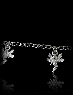 Bracelet en argent, chaine gourmette avec cinq petites breloques fées.