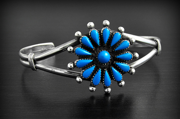 Très beau bracelet en argent d'artisanat indien Navajo, orné d'une fleur de belle taille avec les...