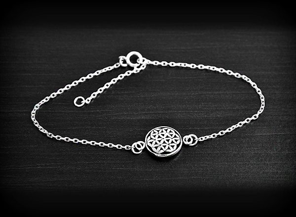 Bracelet en argent  d'une délicate fleur de vie, anneau de réglage à 16 cm (ep:10mm.L:18 cm).
