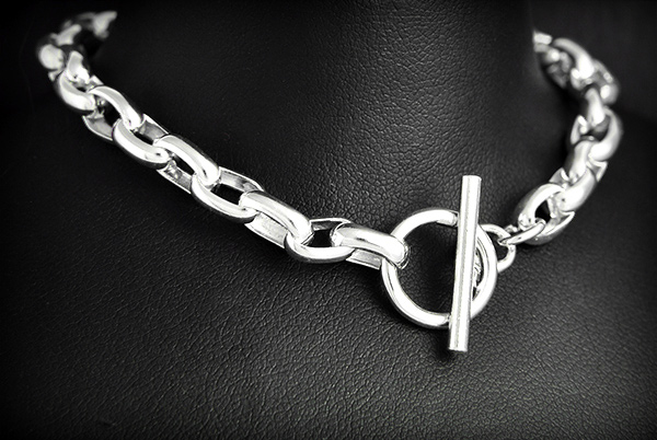 Superbe bracelet en argent très chic en maille forçat ronde, avec fermoir à bascule.