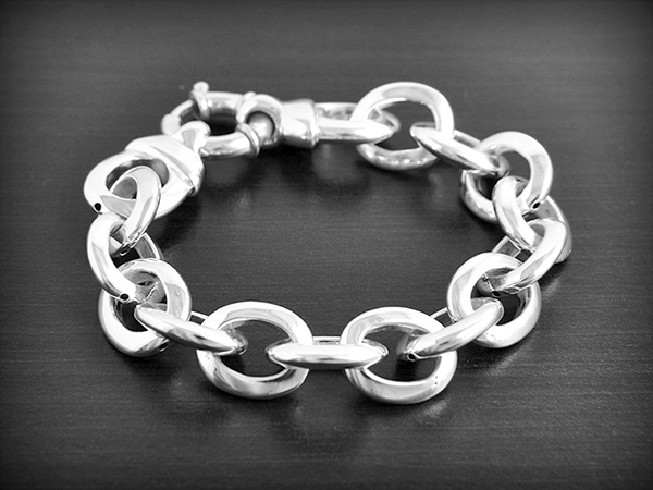 Bracelet élégant en argent d'une grosse chaîne forçat ronde avec polissage miroir.C'est un modèle...