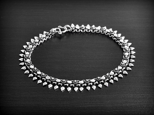Bracelet en argent de fabrication artisanale de petites fleurs de frangipanier sur un rang et...