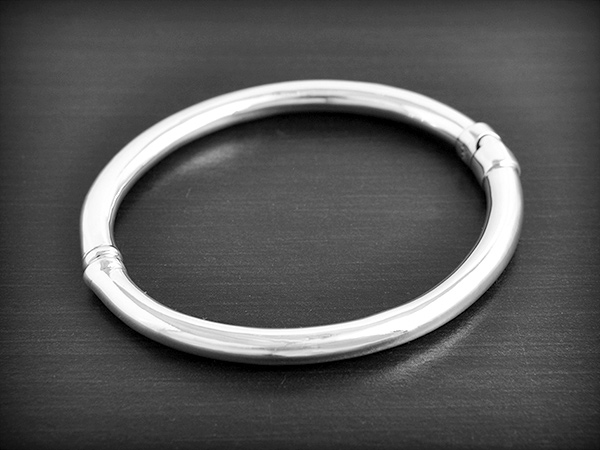 Bracelet en argent modèle épuré avec polissage miroir à porter seul ou pas...C'est un modèle...