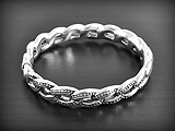 Bracelet en argent rigide d'une grosse maille gourmette joliment décorée, ouverture sur ressort....