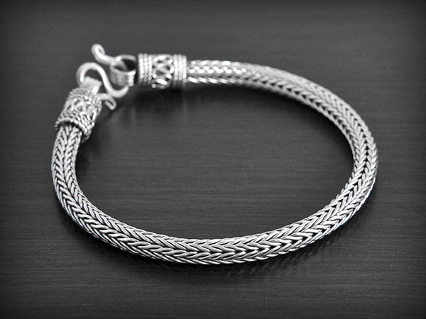 Très beau bracelet en argent en maille royale fine indonésienne et fermoir en S (ep:4mm).