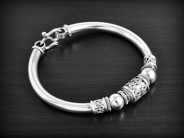 Magnifique bracelet semi rigide en argent composé de 2 tubes soufflés finition indonésienne...