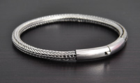 Très beau bracelet mixte en argent semi rigide avec une jolie maille indonésienne et pourvu d'un...