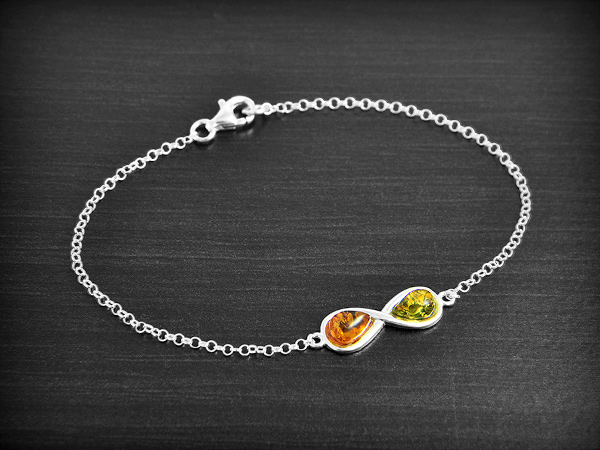 Bracelet en argent du signe infini serti d'ambre véritable et d'une petite chaînette forçat ronde...
