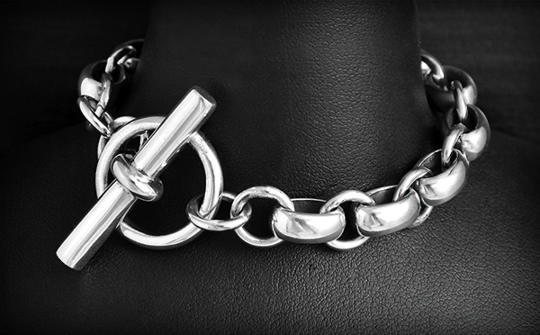 Superbe bracelet en argent en maille jaseron, pourvu d'un fermoir à bascule, c'est un modèle chic...