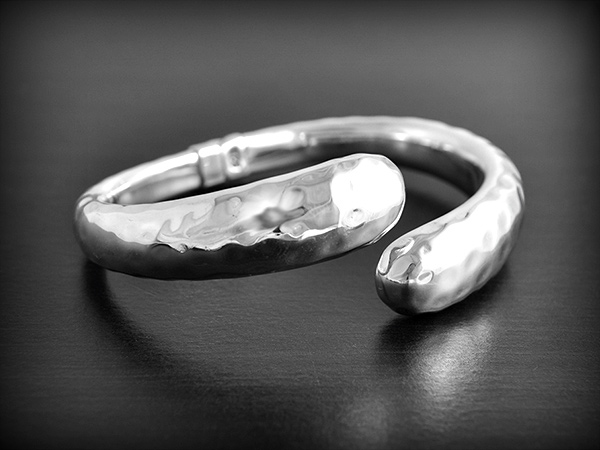 Bracelet en argent  de deux joncs martelés ouverts. C'est un modèle creux et donc soufflé,...