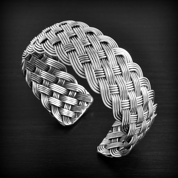 Bracelet argent tréssé main, modèle assez souple et très agréable à porter (diam.:60mm - l:21mm).