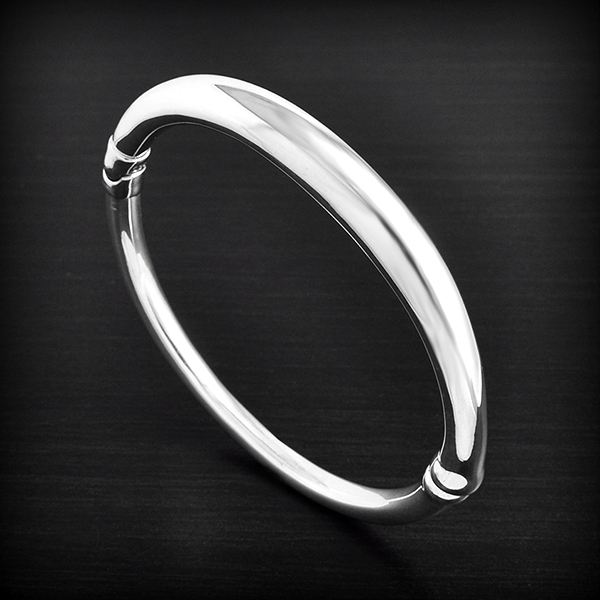 Ravissant bracelet rigide en argent finition miroir, il est soufflé et donc creux et plus léger,...