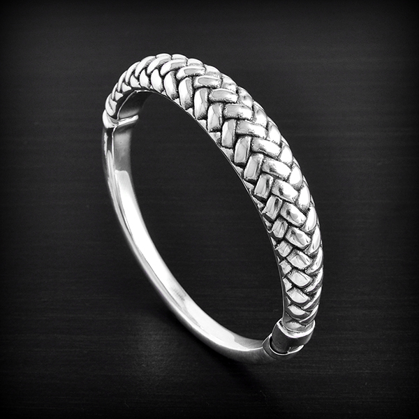 Ravissant bracelet rigide en argent orné d'un motif de tresse en relief, il est soufflé et donc...