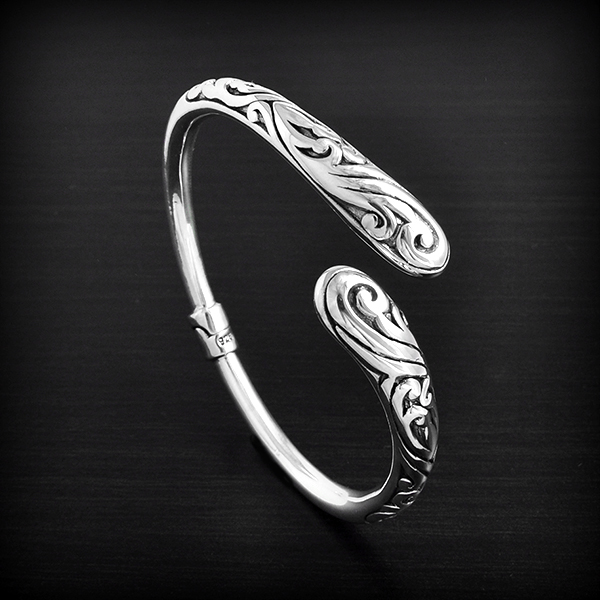 Ravissant bracelet rigide en argent orné de motifs floraux en relief, il est soufflé et donc...