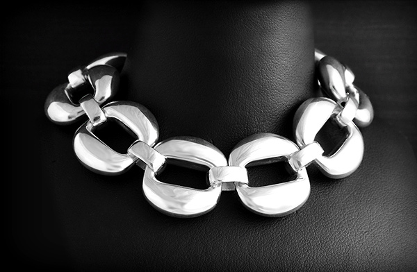 Chic bracelet en argent à grosses mailles, c'est un modèle soufflé et léger, il procure donc un...