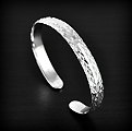 Bracelet chic rigide et ouvert en argent avec finition diamantée lui procurant de jolis reflets...