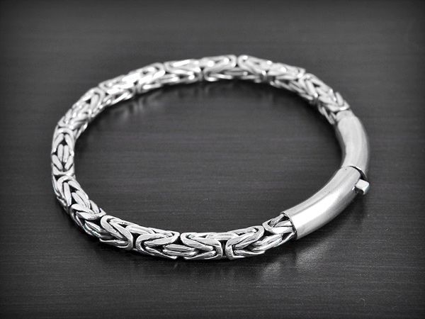 Très beau bracelet en argent semi-rigide avec une maille indonésienne et pourvu d'un fermoir...