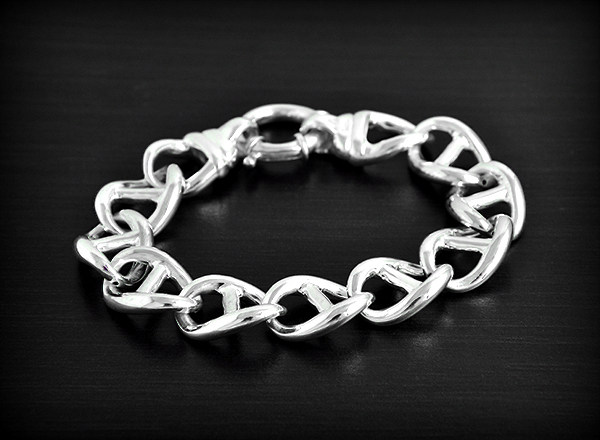 Élégant bracelet en argent maille marine avec polissage miroir.C'est un modèle soufflé et donc...
