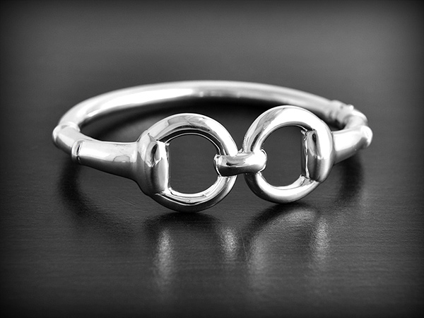 Bracelet en argent de deux jolis mors de cheval, très chic.C'est un modèle creux et donc soufflé,...