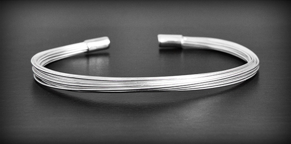 Joli bracelet de plusieurs fils d'argent, un modèle fin à porter en toutes circonstances (L:19 cm).