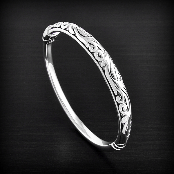 Ravissant bracelet rigide en argent orné d'un motif de floral art deco en relief. Au choix,...