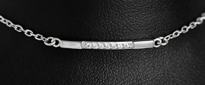Bracelet en argent d'une fine barre sertie d'une rangée de petits zirconiums (L:18cm, l:2mm).