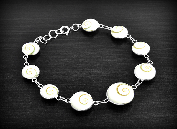 Superbe bracelet en argent monté de coquillages Oeil de Sainte Lucie de plus en plus gros vers le...