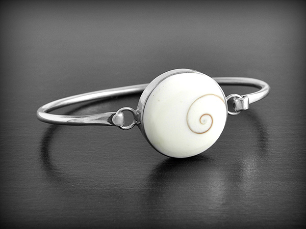 Bracelet rigide en argent ornée d'un oeil de Sainte Lucie rond (L:19cm, l:23mm)