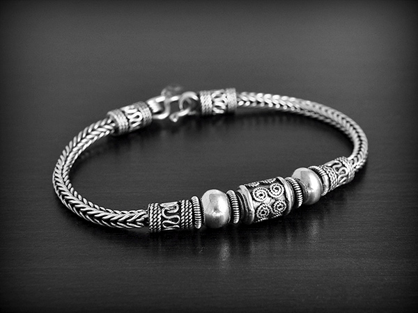 Bracelet en argent très original, maille épi avec au centre ornements de style indonésien (l:8mm,...