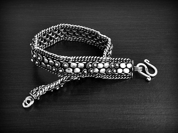 Bracelet en argent Pikun de deux rangée de mailles décoratives alternées de fleurs de...