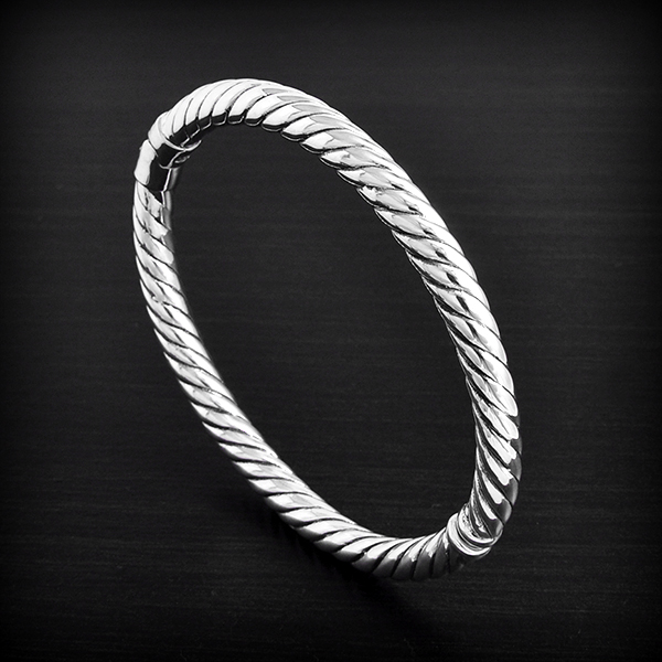Splendide bracelet rigide en argent en motif bout marin, il est soufflé et donc creux et plus...
