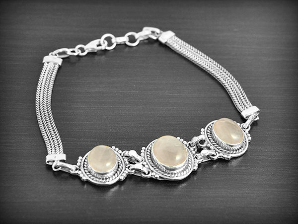 Magnifique bracelet en argent de trois pierres de quartz rose bien serties au centre et deux...