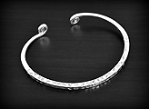 Bracelet en argent original, de forme carrée, délicatement gravé sur trois faces et aux...