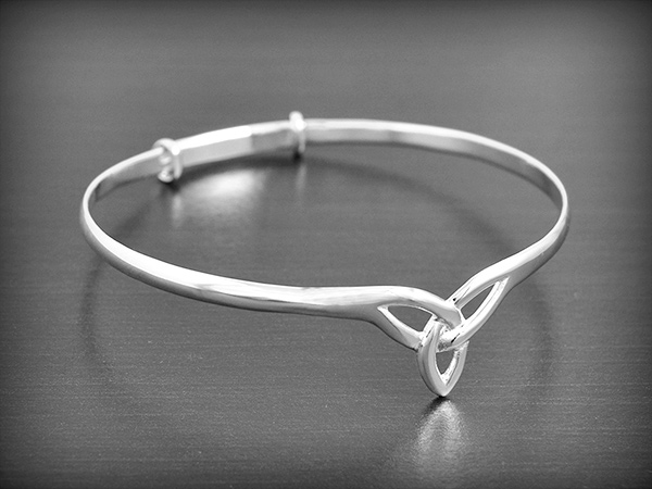 Ravissant bracelet rigide en argent orné d'un entrelac celtique Trinité, il est possible de...