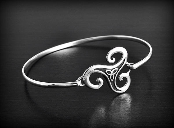 Magnifique bracelet rigide en argent orné d'un triskel de belle taille orné d'un entrelacs...
