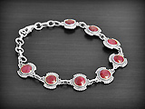 Bracelet en argent de 8 pierres de Rubis facettés joliment serties, une chaînette de 3 cm...