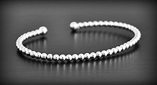 Mignon bracelet rigide en argent, perles d'argent enfilées sur câble argent (h:3 mm,L:18,5 cm).