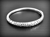 Joli bracelet en argent  décoré sur le dessus façon écaille de serpent, C'est un modèle creux et...