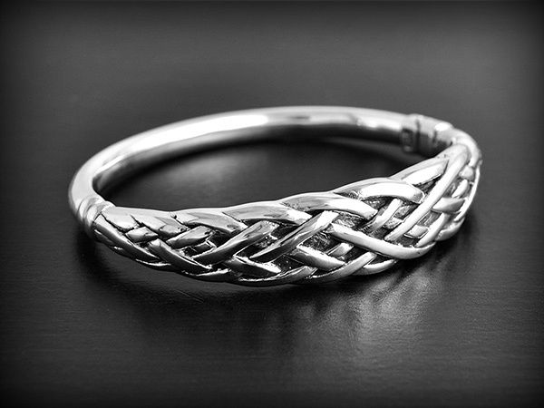 Bracelet en argent d'un tressage léger tout en volume sur la partie supérieur. C'est un modèle...