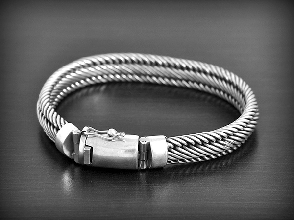 Très beau bracelet en argent tressé artisanal de trois rangées, finition fermoir sécurité...