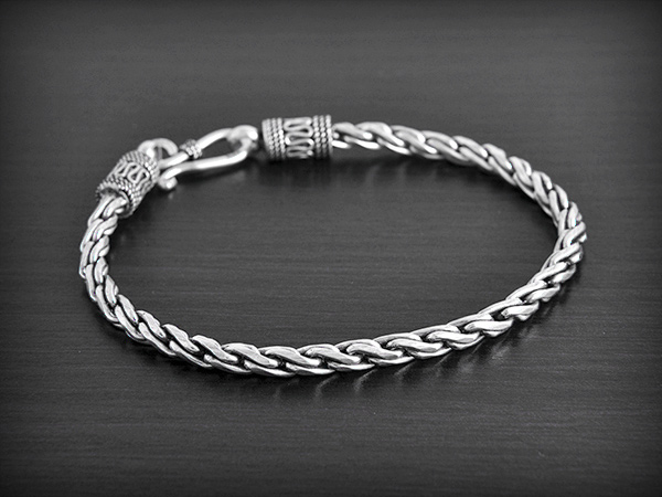 Magnifique bracelet en argent avec une maille en tresse indonésienne, avec fermoir en S (ep:3mm).