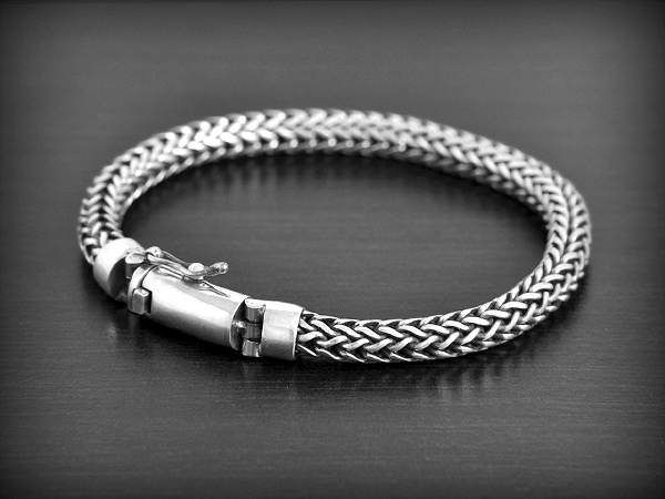 Bracelet en argent tressé artisanal en épi de forme ronde, finition fermoir sécurité...