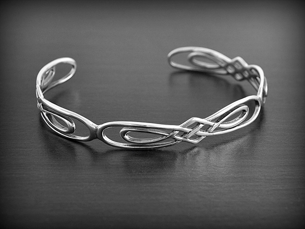 Bracelet en argent de style celtique avec jolis entrelacs (l:9mm, L:17cm).