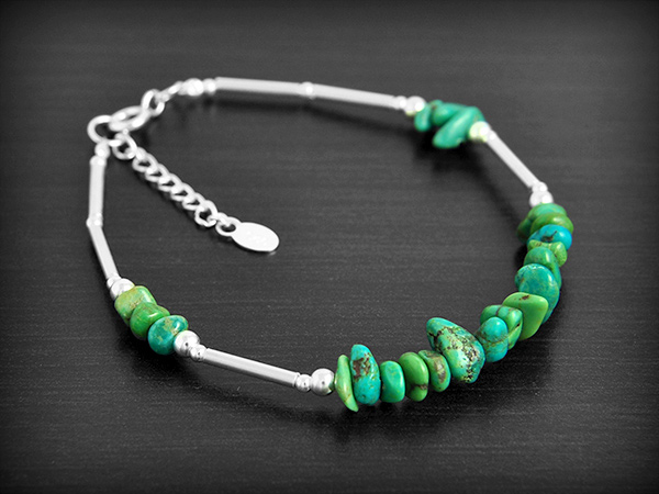 Bracelet formé de tubes et perles en argent enfilés, modèle intemporel décoré d'une vingtaine de...