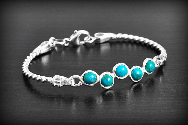 Splendide bracelet en argent composé de 3 parties rigides, les côtés avec une jolie tresse, et le...