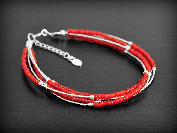 Joli bracelet de cinq fils, enfilage de perles d'argent et perles de verre rouge, réglable en...