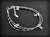 Bracelet en argent trois fils de petits tubes et pampilles, cha&icirc;nette de r&eacute;glage de 2 cm (L:18cm).