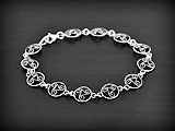 Bracelet celtique en argent avec 12 petits Triskels cerclés et ajourés et légèrement bombés...