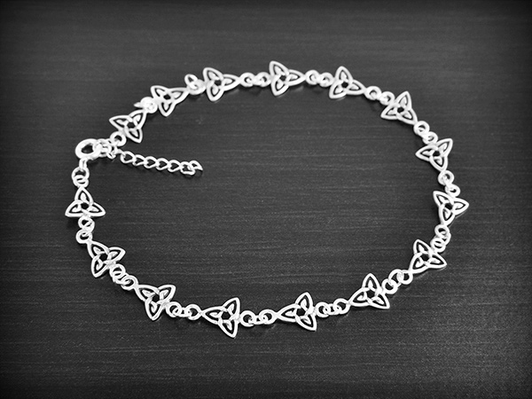 Chaîne de cheville en argent de 15 entrelacs trinité (l:9mm, L:25cm, chaînette rallonge de 2,5cm).